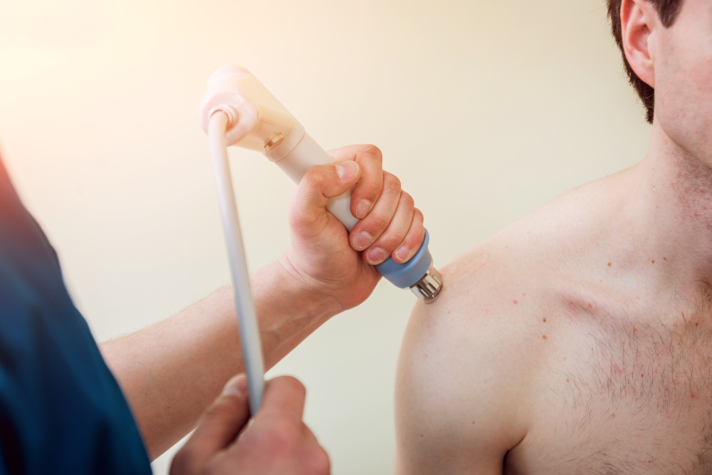 Man receiving cold laser therapy on shoulder in Maryland
